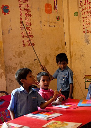 Foto van een klasje voor speciaal onderwijst in Bangladesh