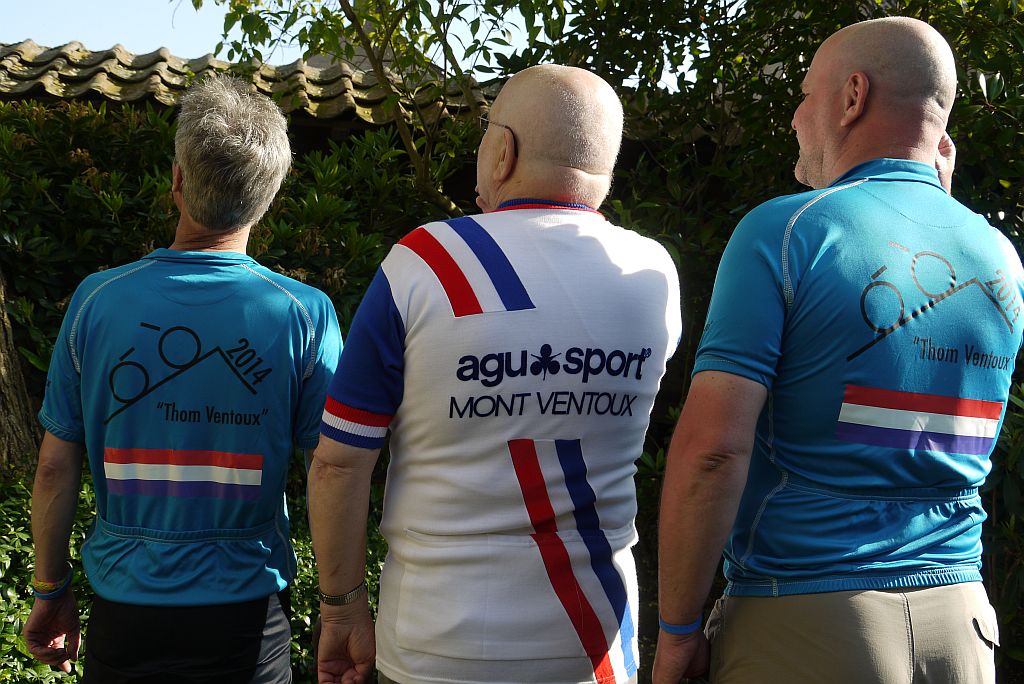 Drie Mont Ventoux shirts. Twee baluwe met daarop Thom Ventoux 2014 en een witte met AGU Sport Mont Ventoux