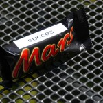 foto van een mini-Mars met opschrift 'succes'