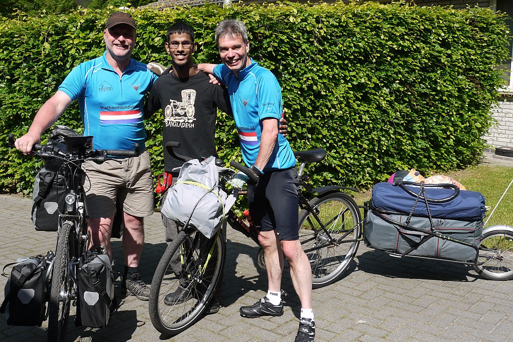 groepsfoto van Raph, Juel en Michel en hun fietsen