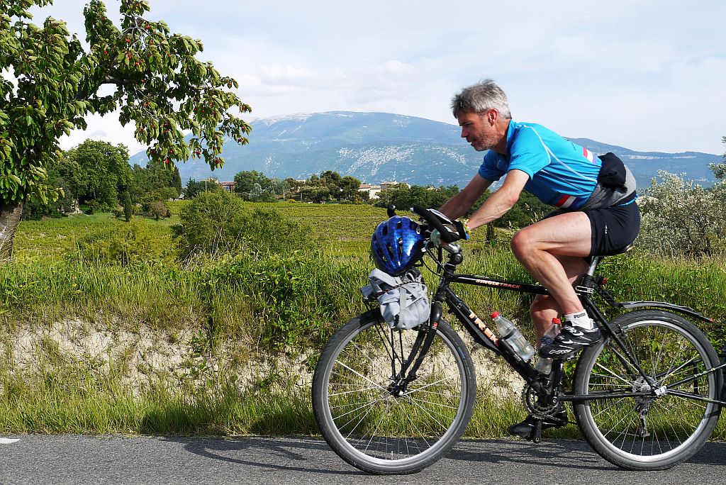 Foto van Michel op zijn fiets, met de Mont Ventoux op de achtergrond