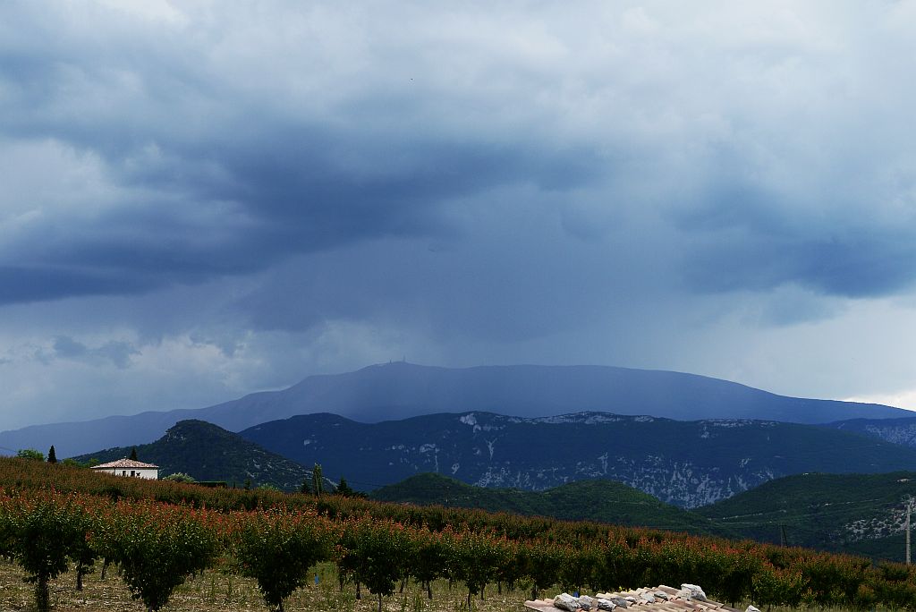Foto van de Mont Ventoux met daarboven onweerswolken