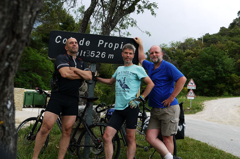 Rick, Michel en Raph bij het bord van de Col de Propiac, waar voor de hoogte van 526 meter met druivensuiker een 3 is gezet